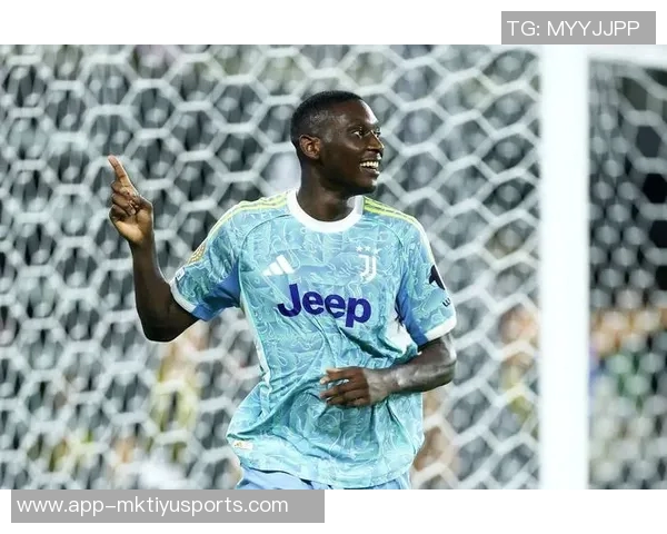 库普梅纳斯传中被扑后图拉姆紧随其后射门再遭门将拒绝 库普梅纳斯传中被扑后图拉姆紧随其后射门再遭门将拒绝