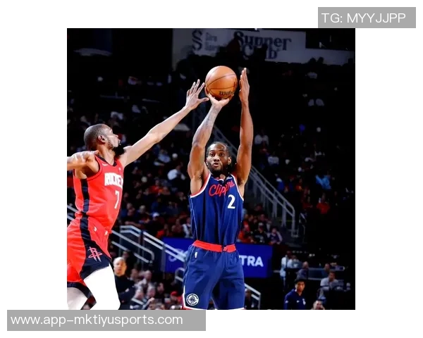 小卡狂砍55分平历史纪录球队更衣室泼水庆祝四连胜喜悦洋溢